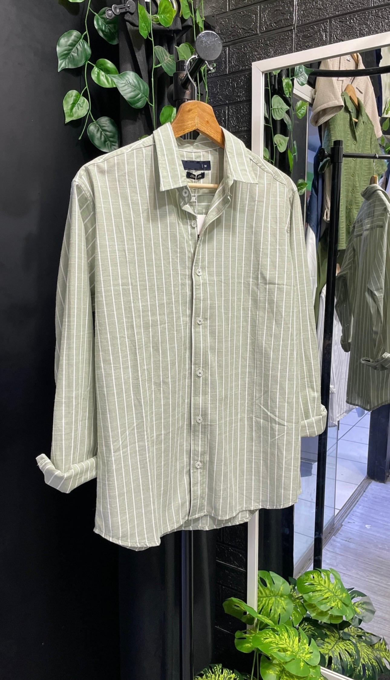 Camisa de líneas verticales manga larga OBM color Verde Salvia - Imagen 2